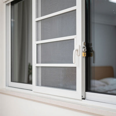 Ventanas corredizas de aluminio blanco con pantalla: seguras y energéticamente eficientes para dormitorios y espacios residenciales